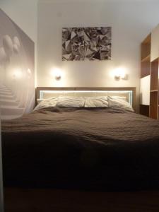 Posteľ alebo postele v izbe v ubytovaní ROSE Apartman
