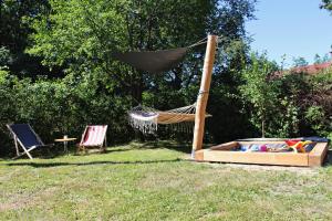Aed väljaspool majutusasutust Chalupa, kde bejval krám