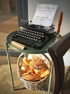 een bureau met een toetsenbord en een mand met snacks bij Pensiunea Margareta in Alba Iulia