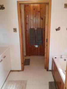 ein Bad mit einem WC, einem Waschbecken und einer Dusche in der Unterkunft Piesang Valley Lodge in Plettenberg Bay