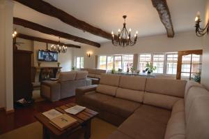 ein Wohnzimmer mit einer Couch und einem Tisch in der Unterkunft Quinta Vale do Homem in Amares