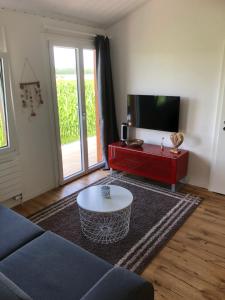ein Wohnzimmer mit einem Sofa und einem Couchtisch in der Unterkunft Les Moucherons in Avenches