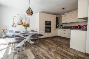 Dapur atau dapur kecil di Moderne Souterrain-Wohnung