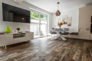 una cucina con pavimento in legno e una sala da pranzo di Moderne Souterrain-Wohnung ad Anif