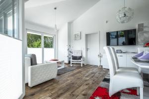 Televízia a/alebo spoločenská miestnosť v ubytovaní Luxuriöse Penthaus Wohnung