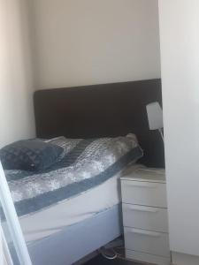 um quarto com uma cama e uma mesa de cabeceira e uma cama sidx sidx sidx em Pieni moderni saunallinen kaksio keskustan lähellä em Pori