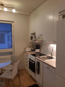 A kitchen or kitchenette at Pieni moderni saunallinen kaksio keskustan lähellä