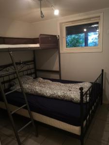 מיטה או מיטות קומותיים בחדר ב-Malvik