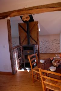 una sala de estar con estufa de leña. en Gîte fermier de Saint-Lizier, en Saint-Lizier