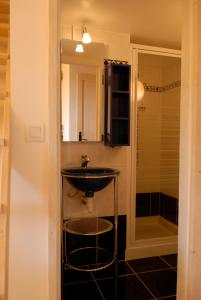 a bathroom with a sink and a mirror at Gîte fermier de Saint-Lizier in Saint-Lizier