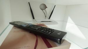 Televízia a/alebo spoločenská miestnosť v ubytovaní Apartament Reda