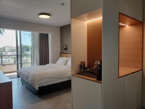Postel nebo postele na pokoji v ubytování Luxury Suites by Notaly Ariel