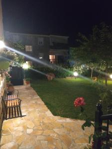 un fascio di luce che illumina un cortile di notte di Fani House a Kallithea