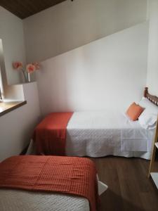 a small room with two beds at Casa Rural El Enebro in Navamorcuende