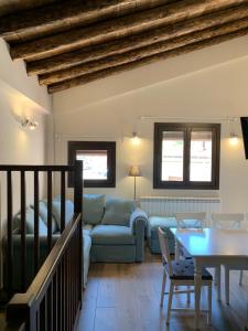 una sala de estar con un sofá y una mesa en La Casa de los Molineros, en Albarracín