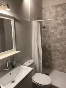 Un baño con inodoro, lavabo y ducha. en La Casa de los Molineros, en Albarracín 11 fotos más