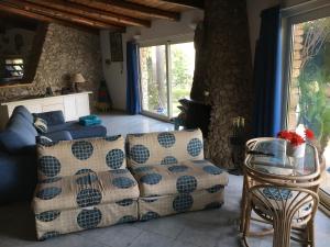 Villa TargiaにあるVilla Federicaのリビングルーム(ソファ、テーブル、椅子付)