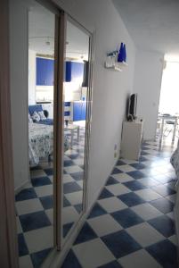 Pokój z lustrem i sypialnią w obiekcie M3 904 Azul Mediterráneo bonito y confortable estudio w mieście Benalmádena