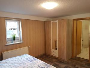 ein leeres Schlafzimmer mit einem Bett und einem Fenster in der Unterkunft Ankerplatz 23 in Ostseebad Sellin