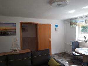 ein Wohnzimmer mit einem Sofa und einem Tisch in der Unterkunft Ankerplatz 23 in Ostseebad Sellin