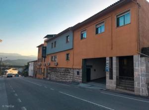 un edificio al costado de una calle en Residencial Montanhês, en Vila Real