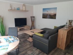 uma sala de estar com um sofá e uma mesa em Ankerplatz 23 em Ostseebad Sellin