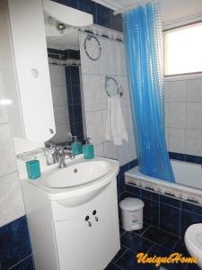 uma casa de banho com um lavatório, um WC e um chuveiro em Unique Home em Nea Peramos
