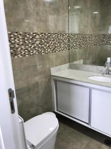 Ванная комната в Maravilhoso Apto Vista Mar Jacuzzi Wi Fi Pé Areia