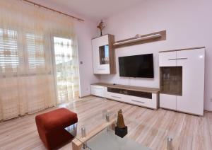 Televízia a/alebo spoločenská miestnosť v ubytovaní Apartments Jere Proto