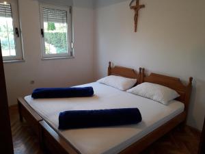 - 2 oreillers bleus sur un lit dans une chambre dans l'établissement Medjugorje Perfect family house, à Međugorje