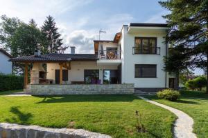 a house with a lawn in front of it at Pampas apartments Mrežnica in Duga Resa