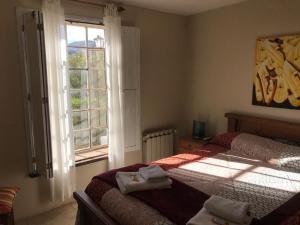Schlafzimmer mit einem Bett und einem Fenster in der Unterkunft La Morada Aparts & Suites in Los Cocos