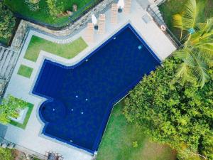 an overhead view of a large swimming pool at Kalapuwa Resort in Balapitiya