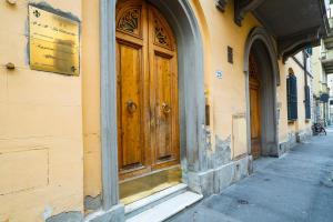 a building with a wooden door on a street at B&B La Cittadella in Florence
