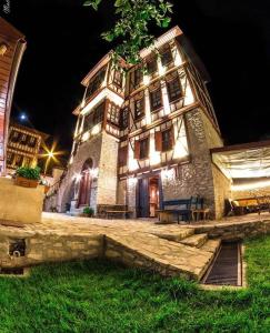 ein großes Steingebäude in der Nacht mit in der Unterkunft KARAÜZÜMLER KONAĞI in Safranbolu