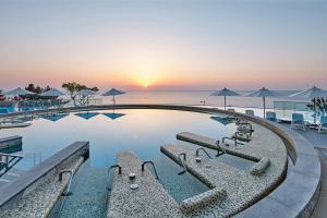 a swimming pool with a view of the ocean at Lotte Resort Sokcho in Sokcho