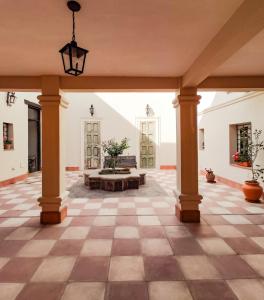 een grote kamer met zuilen en een tafel bij APART LA VIÑA in Salta