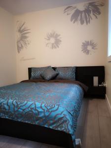 Postel nebo postele na pokoji v ubytování Metropolis MetroTown Area lovely place 2 or 1 bedrooms suite
