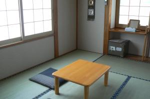 a room with a table in the middle of a room at Fureai No Yado Yasuragi in Nozawa Onsen