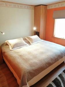 - une chambre avec un grand lit et une fenêtre dans l'établissement Apart Hotel Claro de Luna, à Frutillar