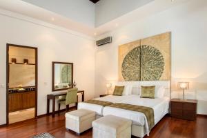 Ein Bett oder Betten in einem Zimmer der Unterkunft Villa Amanie - Private Villa with Infinity pool, Stunning Views and Cook