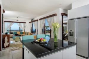 eine Küche mit einem Tisch mit einer Obstschale darauf in der Unterkunft Villa Amanie - Private Villa with Infinity pool, Stunning Views and Cook in Jimbaran