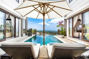 Der Swimmingpool an oder in der Nähe von Villa Amanie - Private Villa with Infinity pool, Stunning Views and Cook