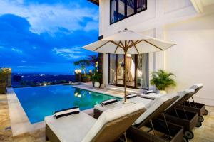 Der Swimmingpool an oder in der Nähe von Villa Amanie - Private Villa with Infinity pool, Stunning Views and Cook