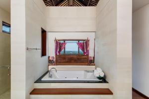 Ein Badezimmer in der Unterkunft Villa Amanie - Private Villa with Infinity pool, Stunning Views and Cook