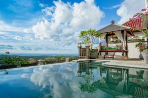 einen Pool mit Pavillon und Meerblick in der Unterkunft Villa Amanie - Private Villa with Infinity pool, Stunning Views and Cook in Jimbaran