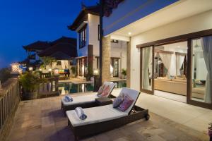 einen Wohnbereich eines Hauses mit einem Sofa in der Unterkunft Villa Amanie - Private Villa with Infinity pool, Stunning Views and Cook in Jimbaran