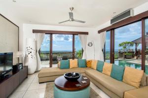 ein Wohnzimmer mit Couch und Fernseher in der Unterkunft Villa Amanie - Private Villa with Infinity pool, Stunning Views and Cook in Jimbaran