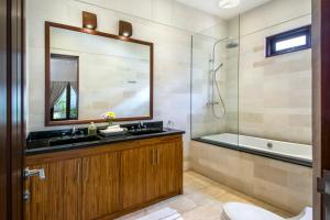 Ein Badezimmer in der Unterkunft Villa Amanie - Private Villa with Infinity pool, Stunning Views and Cook