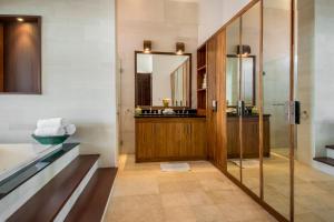 ein Badezimmer mit Waschbecken und Spiegel in der Unterkunft Villa Amanie - Private Villa with Infinity pool, Stunning Views and Cook in Jimbaran